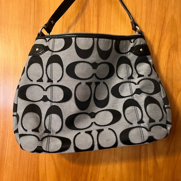 Coach, Excellent used condition, smoke free home - Picture 4 of 5